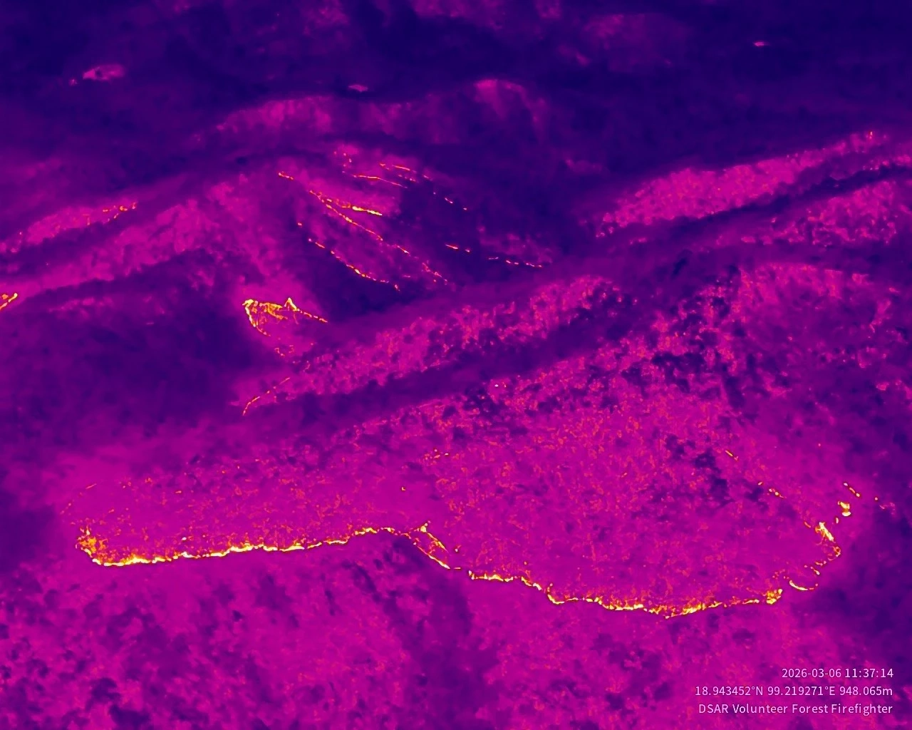 ไล่ล่าชายชุดดำ ลอบเผาป่าดอยสะเก็ด โดรนอาสาจับภาพได้ขณะจุดไฟ