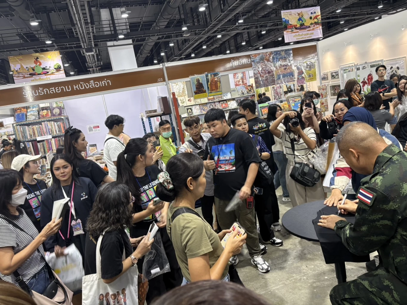 แม่ทัพกุ้ง เปิดตัวหนังสือเล่มแรก "ชีวิตที่ไม่คิดเสียใจ"