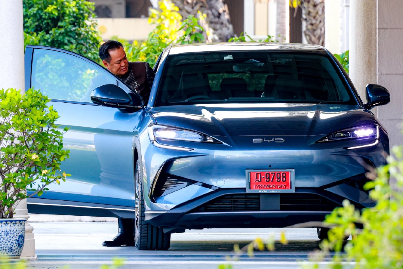 ส่องทะเบียนใหม่! นายกฯ "อนุทิน" ขับ EV ป้ายขาว "จต 32" เข้าทำเนียบ