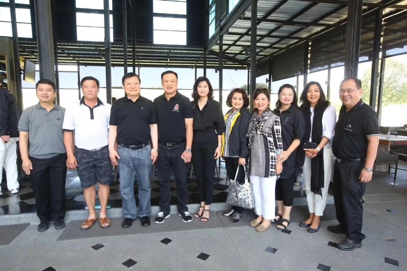 เกรียงศักดิ์ เจริญวงศ์ศักดิ์ นำเสนอภาพ ถ่ายคู่กับ อนุทิน ชาญวีรกูล 