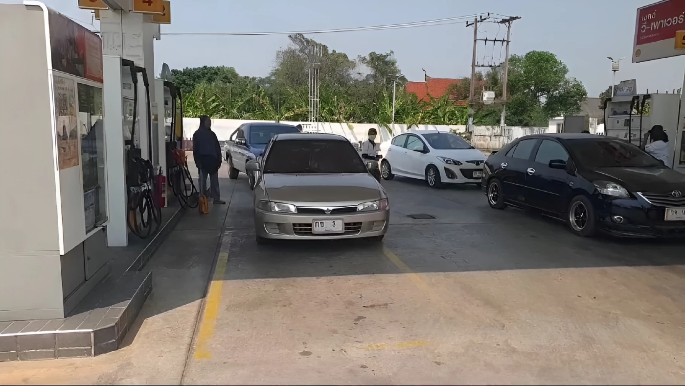 พะเยาวุ่น! ปชช. แห่เข้าคิวตุน "น้ำมัน" หลังปรับขึ้นพรวด "ลิตรละ 6 บาท" หวั่นราคาพุ่งซ้ำ (มีคลิป)