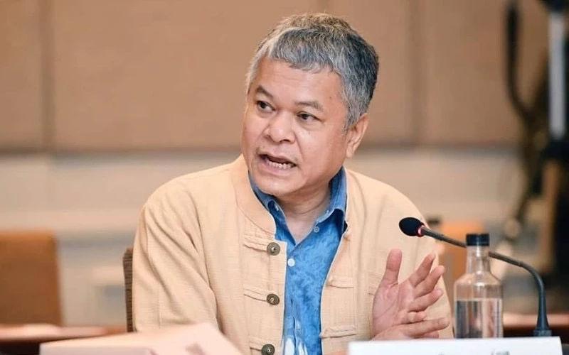 นายจะเด็จ  เชาวน์วิไล ที่ปรึกษามูลนิธิหญิงชายก้าวไกล