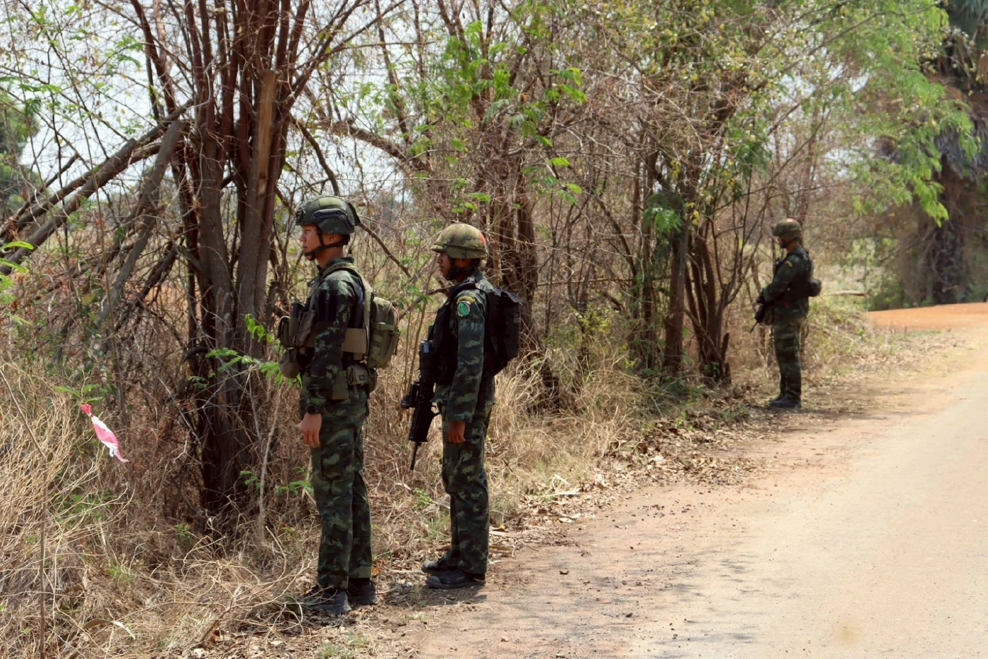 กกล.บูรพา ร่วมกับ ป่าไม้-ที่ดิน สระแก้ว "เร่งรังวัด-ตรวจสิทธิ" ที่ทำกินให้ชาวบ้าน บ.หนองจาน กว่า 70 ไร่ พร้อมสร้างหลุมหลบภัย