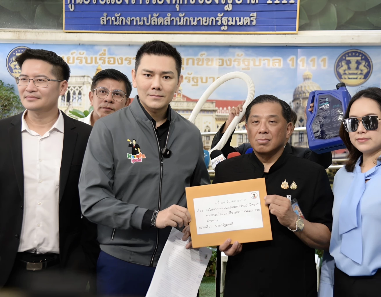 "ทนายอั๋น-เต้ มงคลกิตติ์" บุกทำเนียบฯ ยื่นหนังสือจี้ "อนุทิน" ลาออก เปิด 7 ปมฉาวขาดจริยธรรม-บริหารน้ำมันล้มเหลว