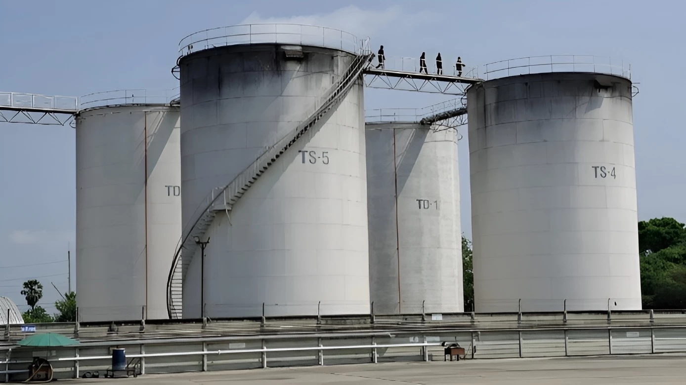 น้ำมัน 3 แสนลิตรมาจากไหน? "จ๊อบเบอร์คลังน้ำมันอ่างทอง" โผล่ชี้แจงตำรวจ งัดหลักฐานโต้ "กักตุน-ขายเกินราคา"