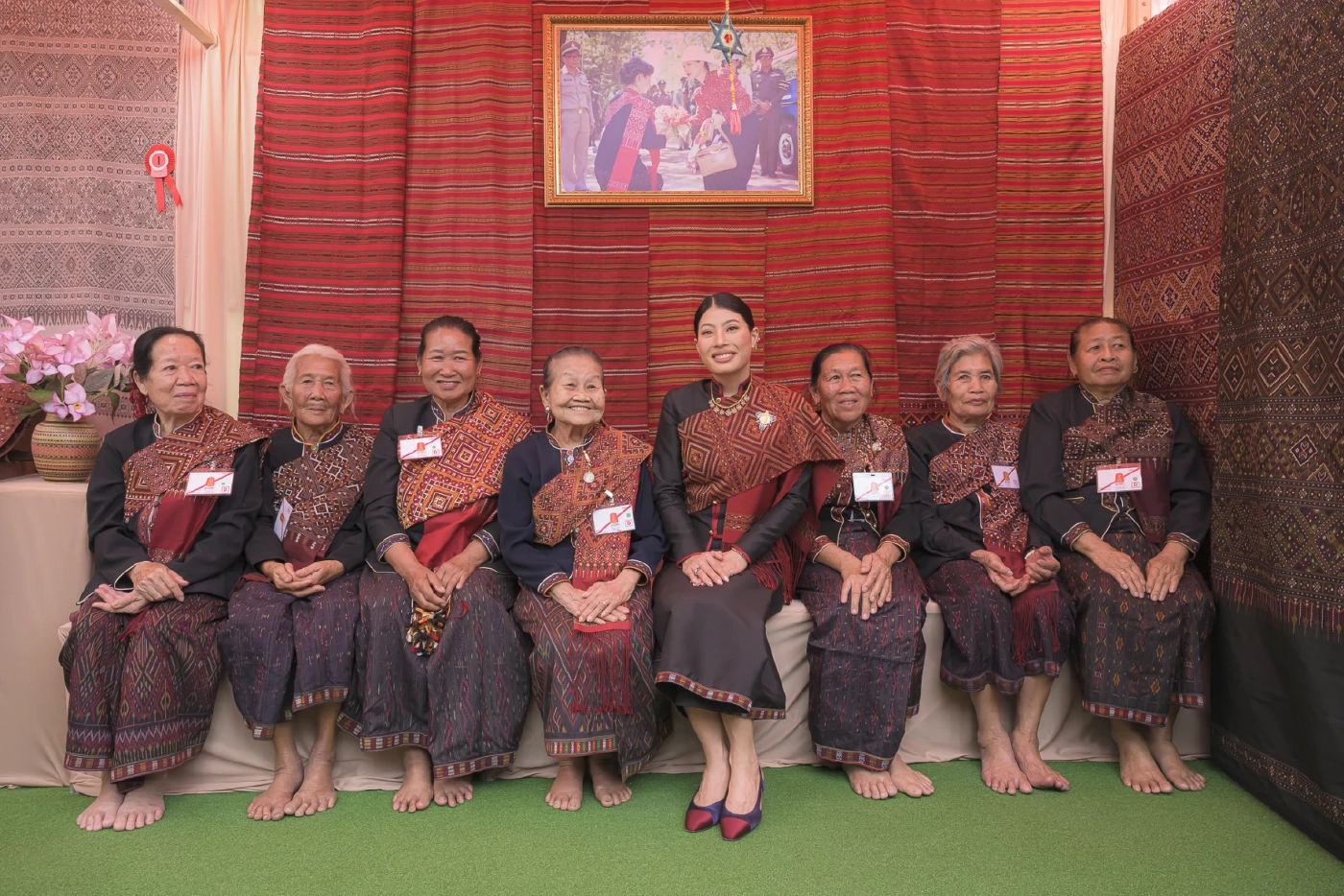 สมเด็จพระเจ้าลูกเธอ เจ้าฟ้าสิริวัณณวรี นารีรัตนราชกัญญา เสด็จทอดพระเนตรนิทรรศการภูมิปัญญาผ้าไทย-หัตถกรรมชุมชน