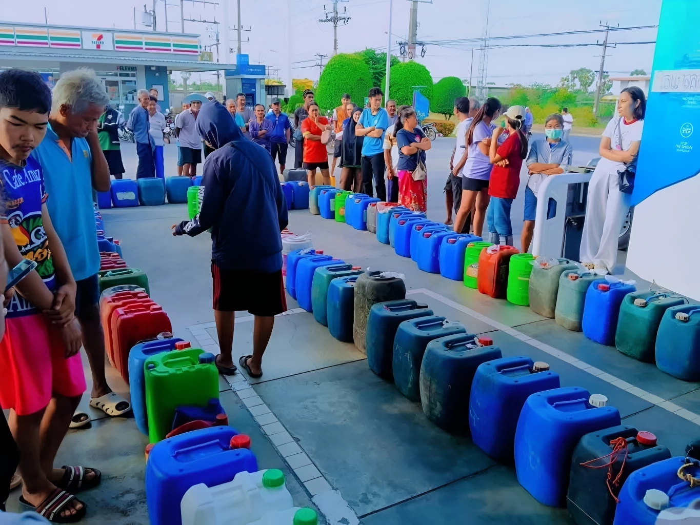 ไหนบอกมีพอ 100 วัน? "เอกนัฏ" แฉพิรุธ "น้ำมันหาย" จากระบบ! จี้เช็ก "โรงกลั่น-พ่อค้ากักตุน" ปล่อยชาวบ้านต่อคิวเก้อ