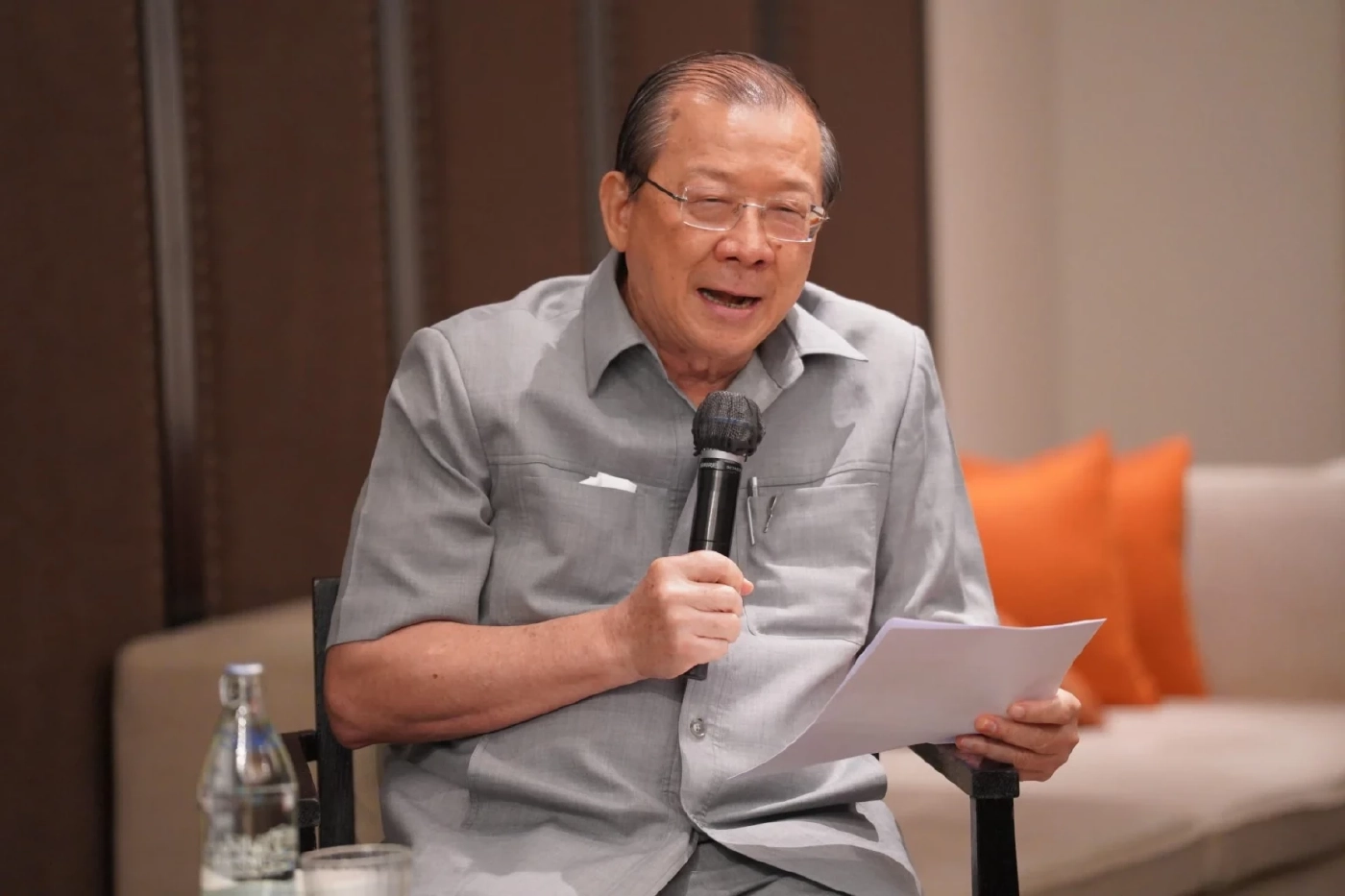 ศ.ดร.พรายพล คุ้มทรัพย์ อดีตคณบดีคณะเศรษฐศาสตร์ มหาวิทยาลัยธรรมศาสตร์ 