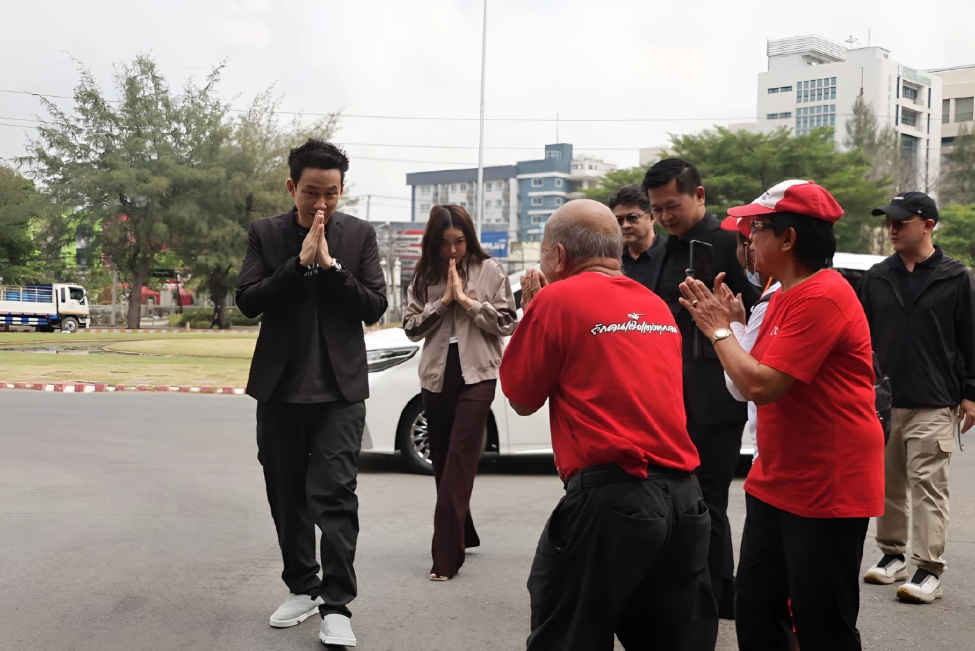 "พานทองแท้ - พินทองทา" เยี่ยม "ทักษิณ" เคานต์ดาวน์รอพ่อได้พักโทษ อีก 7 สัปดาห์ออกจากเรือนจำ (มีคลิป)