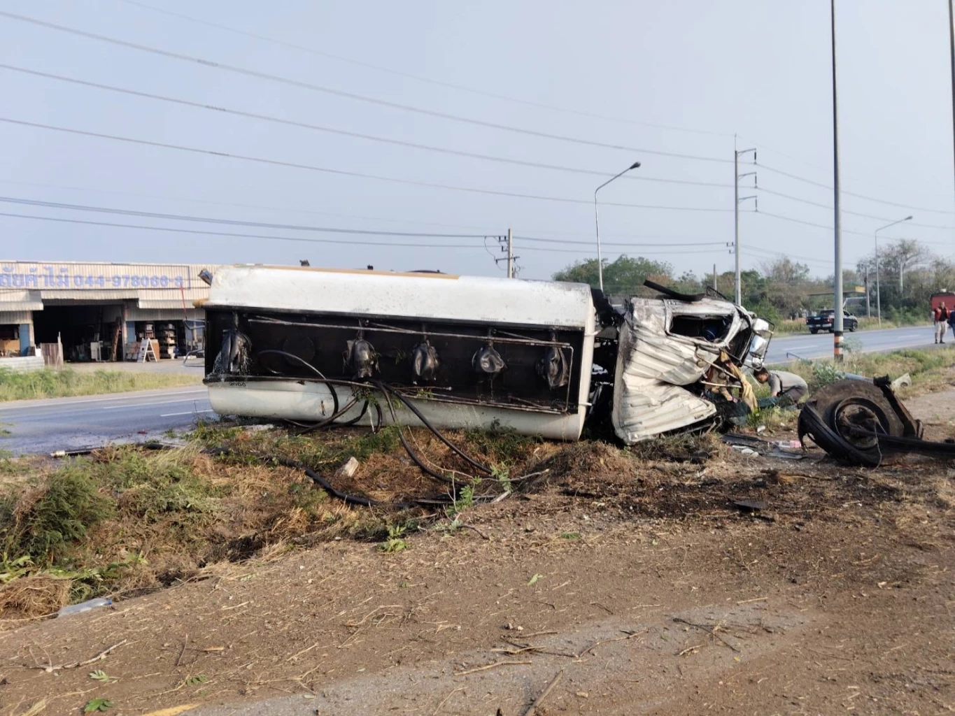 ระทึก! รถขนน้ำมัน 9,000 ลิตรพลิกคว่ำ อ.คง น้ำมันรั่วเกลื่อนถนน