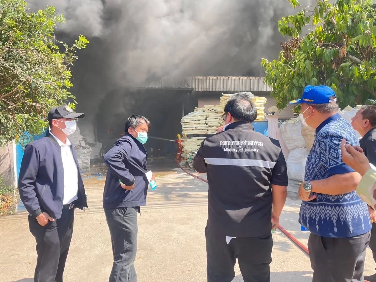 “ธนกร” สั่งคุมเข้ม! หยุดกิจการชั่วคราว  2 โรงงานไฟไหม้ ปราจีนบุรี
