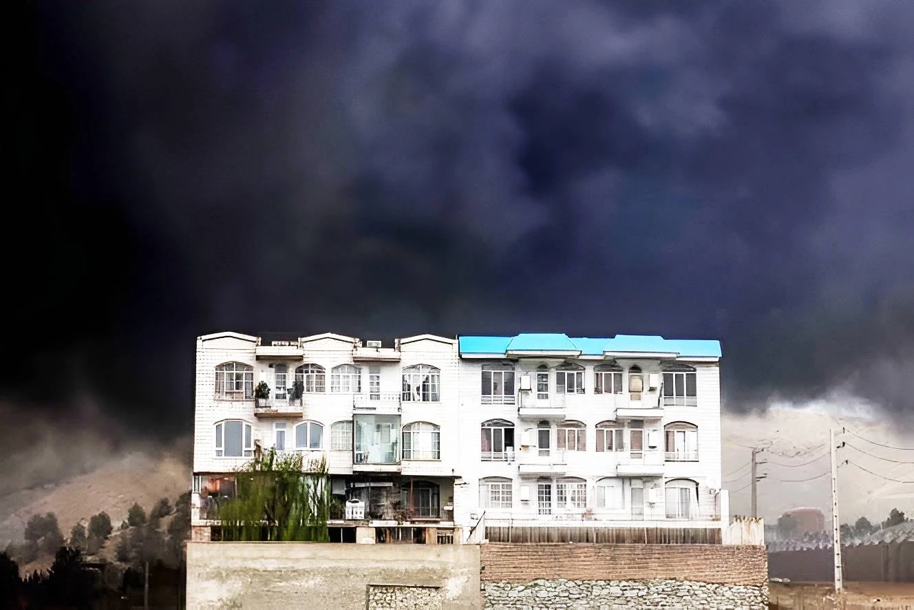 โลกผวา! "ฝนดำ" ถล่มหลัง "คลังน้ำมันระเบิด" ชี้ "ควันพิษ-ฝนกรด-ฝนพิษ"