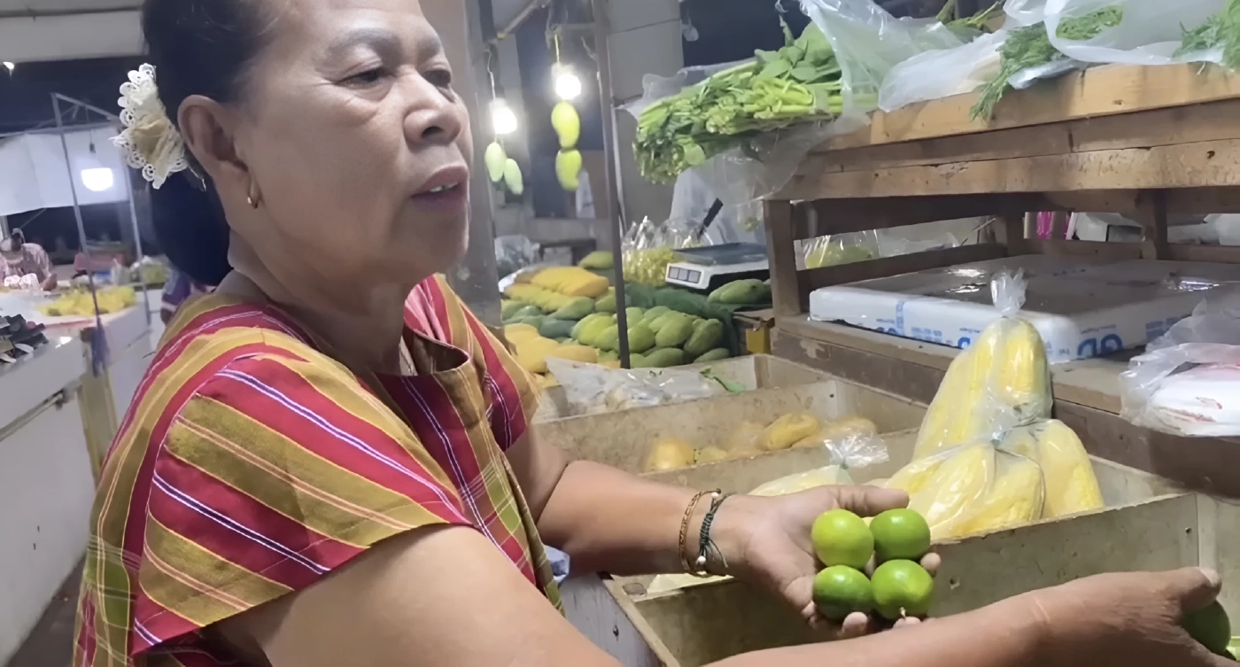 มะนาวพุ่งลูกละ 9-10 บาท! แม่ค้าตลาดหัวสำโรง โอดต้นทุนกระฉูด ลูกค้าเมินขอซื้อแค่ลูกเดียวประทังชีวิต (มีคลิป)