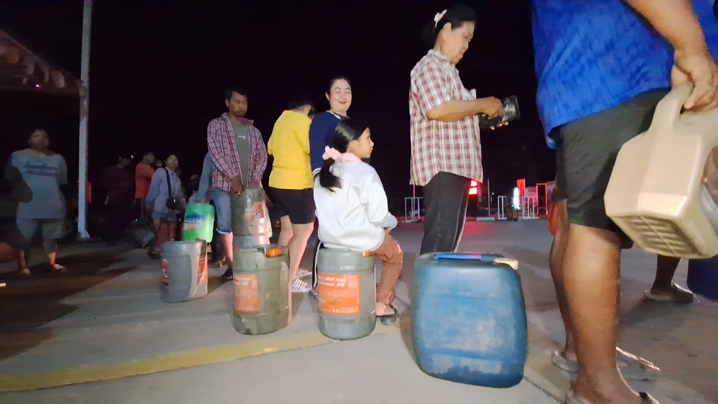 ต่อคิวซื้อน้ำมัน! "ชาวบ้าน-เกษตรกรบางระจัน" หิ้วแกลอน มาต่อคิวซื้อ "น้ำมัน" ตั้งแต่ตี 1 (มีคลิป)