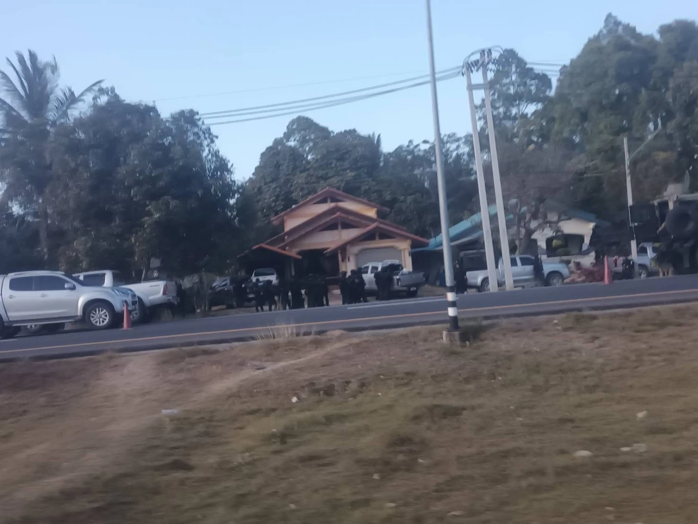 ใต้ปะทะเดือด! นปพ.ปิดล้อมกลุ่มผู้ก่อเหตุ คนร้ายยิงสู้ยิบตาดับ 1