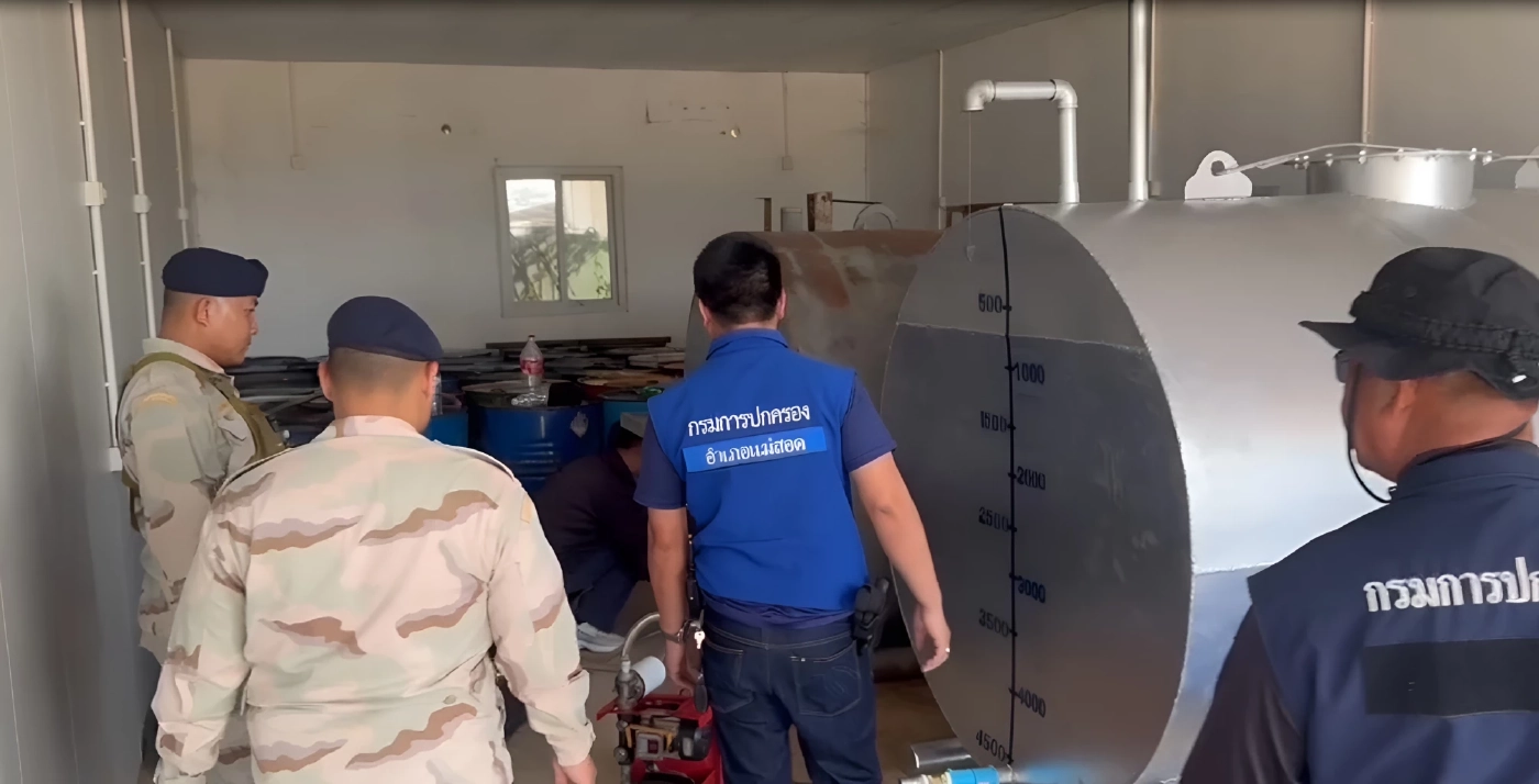 คาหนังคาเขา! จับรถบรรทุกแอบขน "น้ำมัน 2 หมื่นลิตร" ซุก "โกดังริมแม่น้ำเมย" เตรียมส่งขาย "เมียนมา" (มีคลิป)