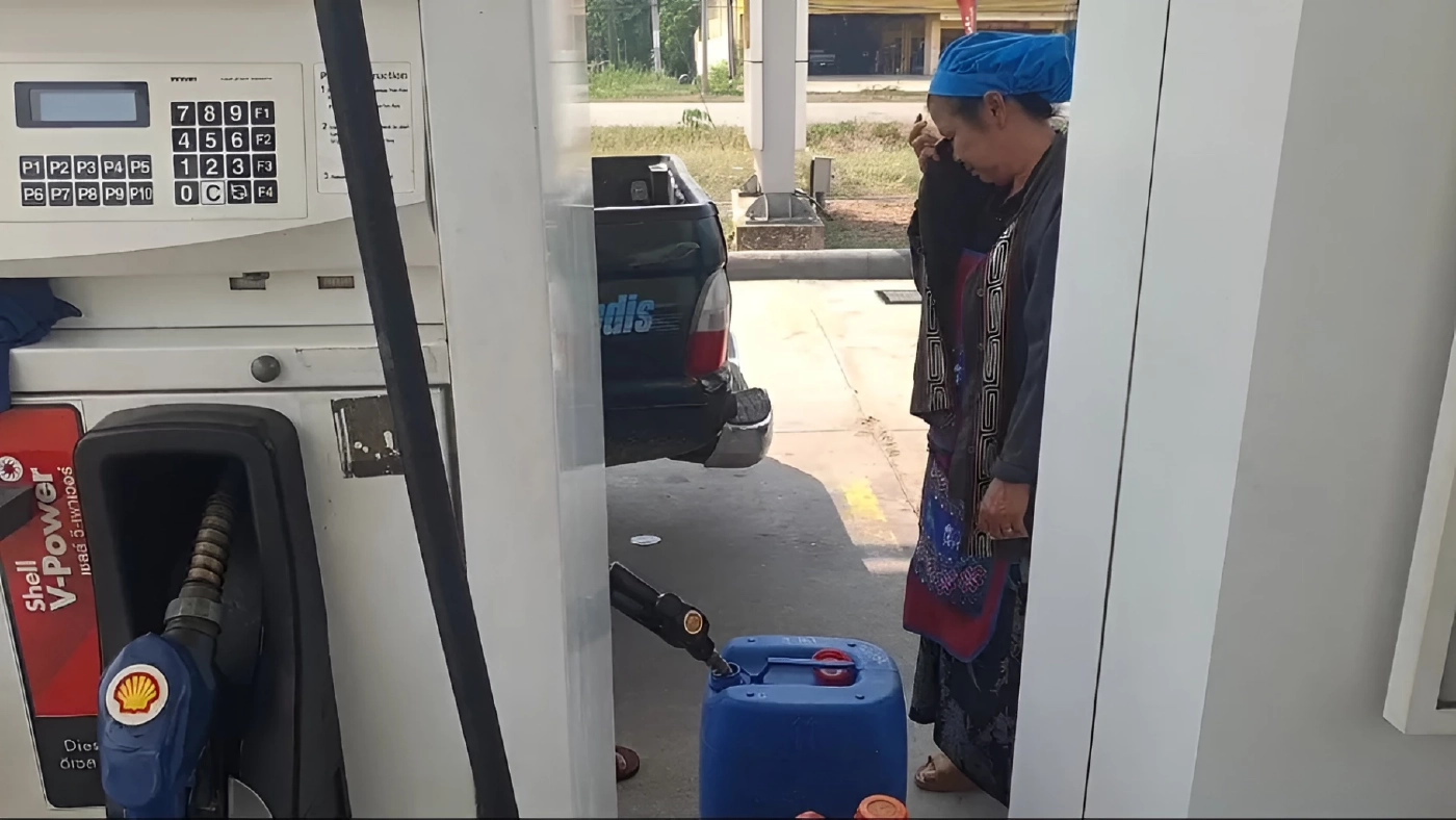 พะเยาวุ่น! ปชช. แห่เข้าคิวตุน "น้ำมัน" หลังปรับขึ้นพรวด "ลิตรละ 6 บาท" หวั่นราคาพุ่งซ้ำ (มีคลิป)