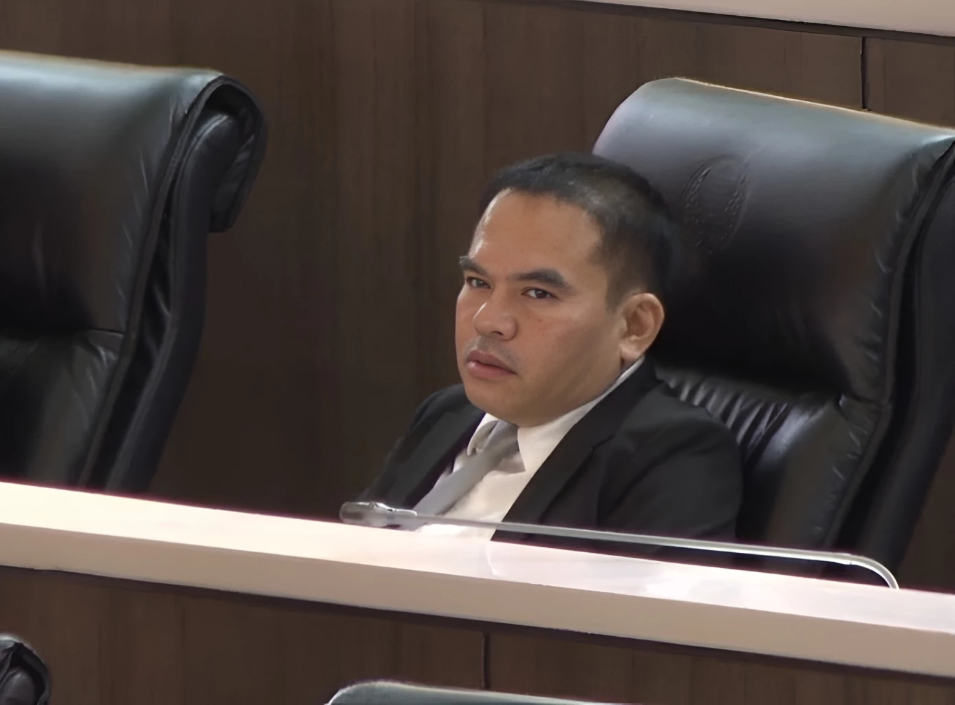 ไม่กั๊กแล้ว! งูเห่า "สุริยา วงศ์อารีย์" โผล่นั่งเฝ้ารัง "ภูมิใจไทย" หลังพรรคประชาชนสั่ง "ดอง" (มีคลิป)