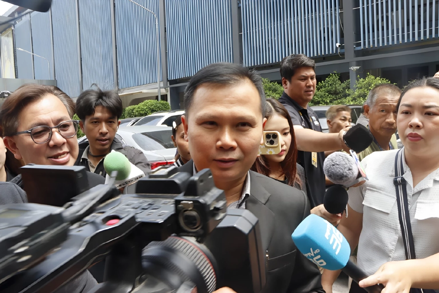 "รองเลขาธิการ กกต." ปัดตอบปม "เอาผิดอาญา 6 ประชาชน" บอก "ไม่ได้มาให้สัมภาษณ์"