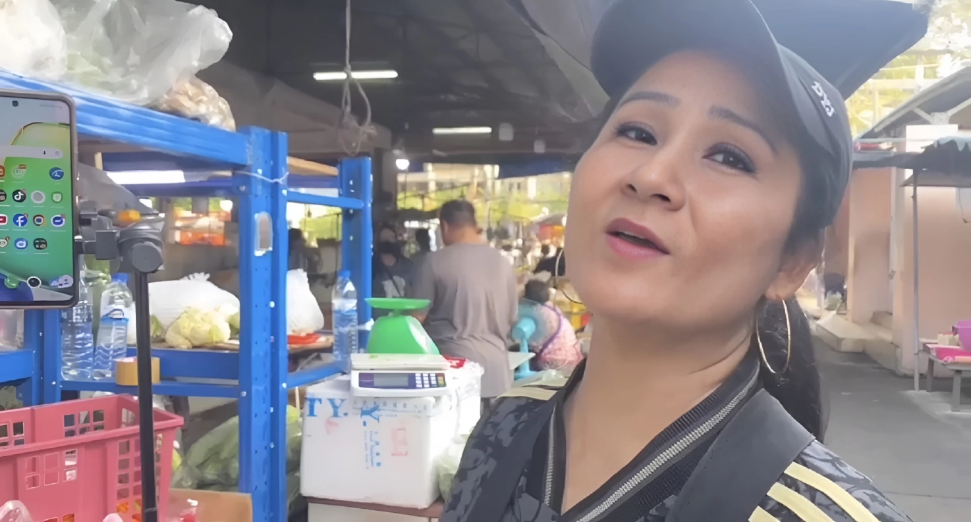 มะนาวพุ่งลูกละ 9-10 บาท! แม่ค้าตลาดหัวสำโรง โอดต้นทุนกระฉูด ลูกค้าเมินขอซื้อแค่ลูกเดียวประทังชีวิต (มีคลิป)