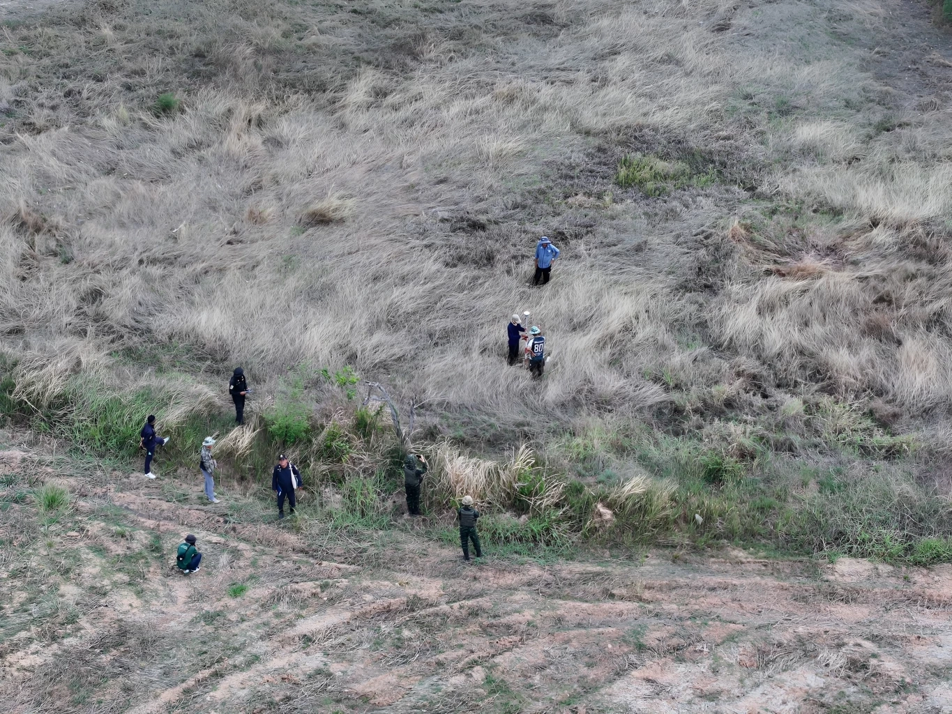 กกล.บูรพา ร่วมกับ ป่าไม้-ที่ดิน สระแก้ว "เร่งรังวัด-ตรวจสิทธิ" ที่ทำกินให้ชาวบ้าน บ.หนองจาน กว่า 70 ไร่ พร้อมสร้างหลุมหลบภัย