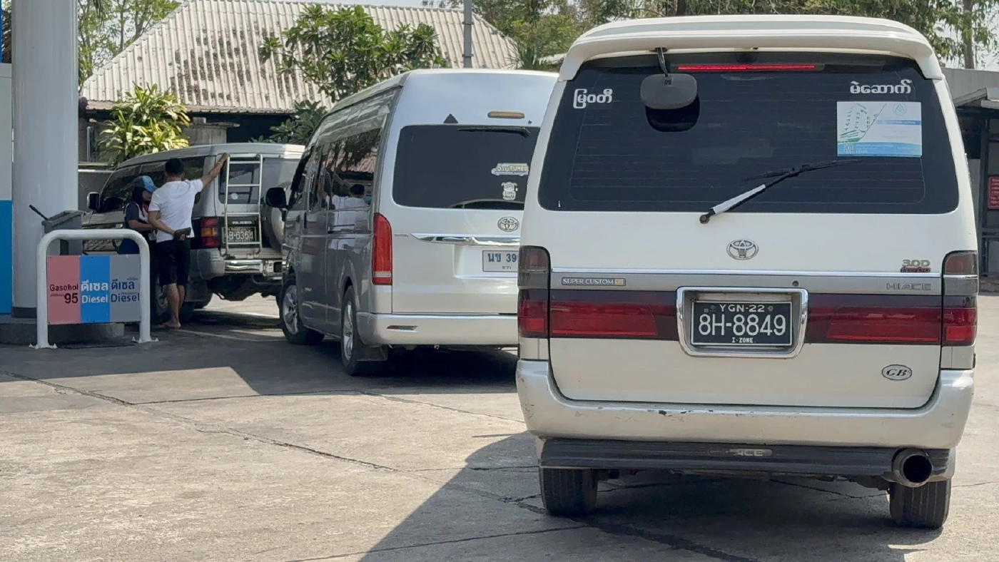 ชาวเมียนมาแห่ขับรถข้ามพรมแดนต่อคิวเติมน้ำมันฝั่งไทย