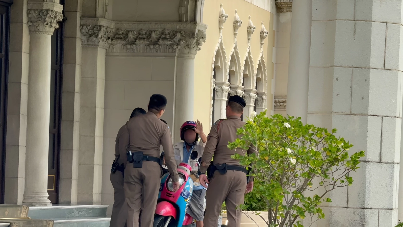 ระทึกทำเนียบ! "ชายสูงวัย" ซิ่ง จยย. ฝ่าด่านสันติบาล พุ่งประชิดตึกไทยคู่ฟ้า ตะโกนลั่นหา "นายกฯ อนุทิน" ทวงเงินเยียวยา