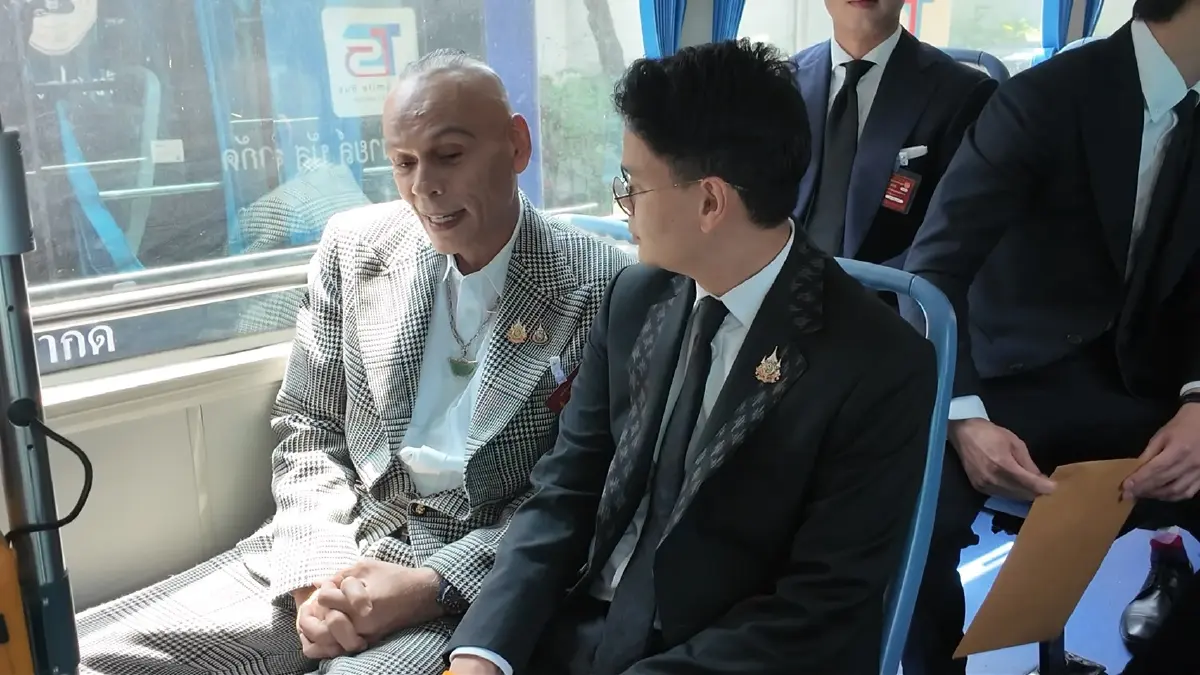 "ไชยชนก-ชาดา" นำ สส.ภูมิใจไทย ขึ้นรถบัส EV มุ่งหน้า รัฐสภาฯ สมทบ "อนุทิน" รายงานตัวต่อสภาฯ