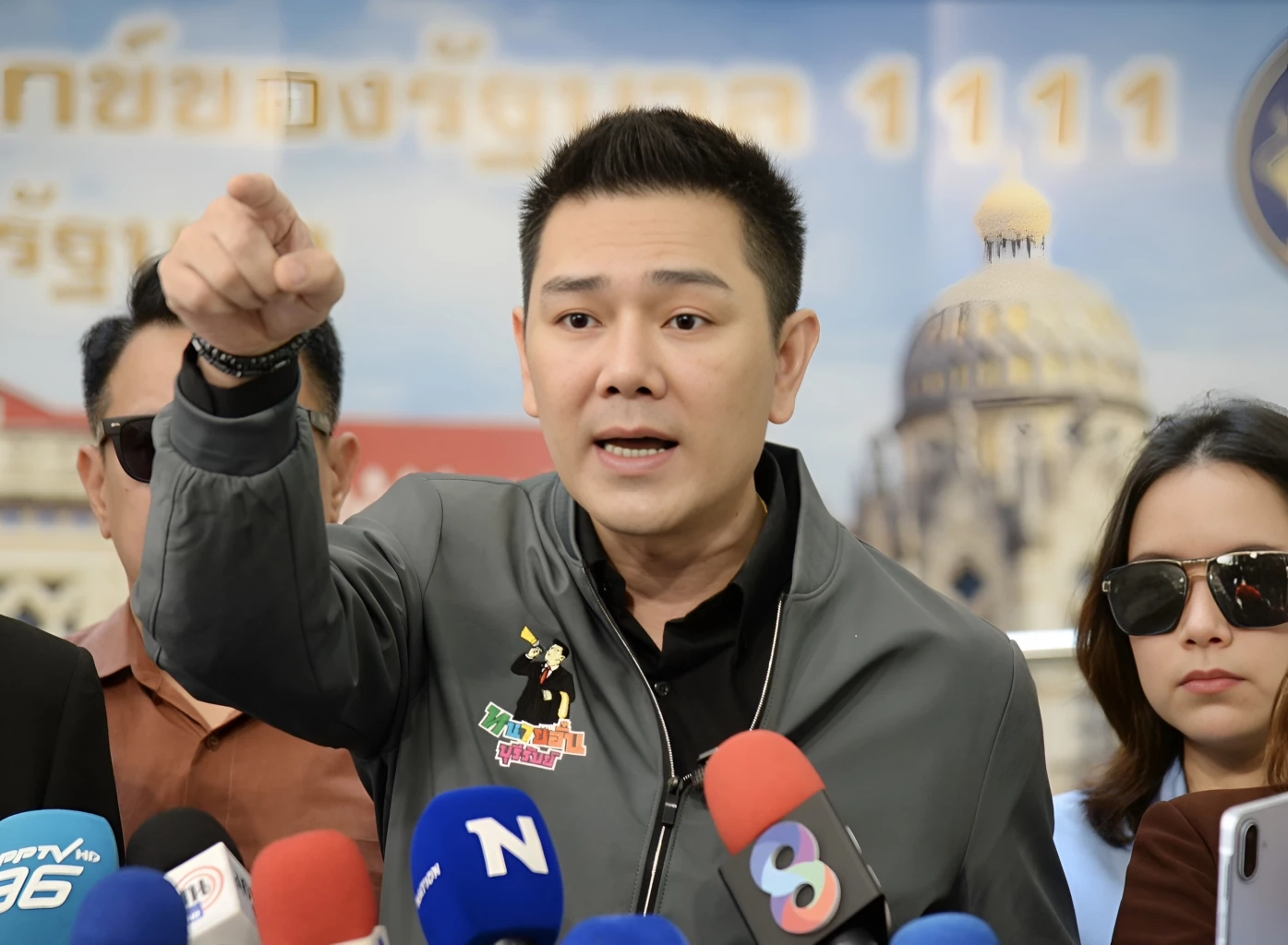 "ทนายอั๋น-เต้ มงคลกิตติ์" บุกทำเนียบฯ ยื่นหนังสือจี้ "อนุทิน" ลาออก เปิด 7 ปมฉาวขาดจริยธรรม-บริหารน้ำมันล้มเหลว