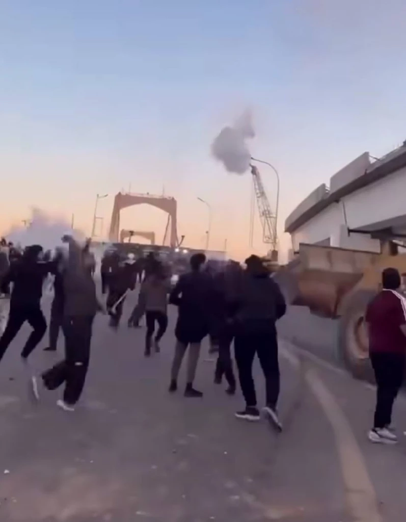 ไฟแค้นลุกลาม ผู้สนับสนุน คามาเนอี บุกเผาสถานทูตสหรัฐ - สถานกงสุล