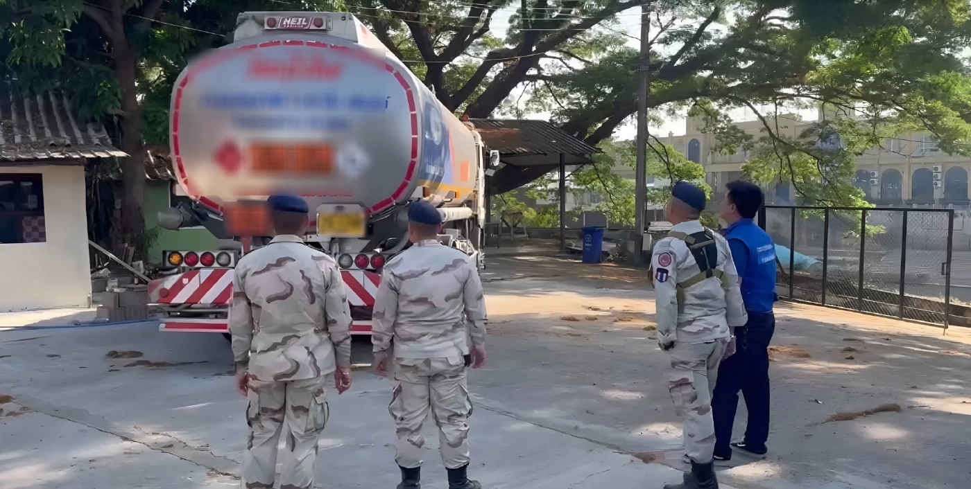 คาหนังคาเขา! จับรถบรรทุกแอบขน "น้ำมัน 2 หมื่นลิตร" ซุก "โกดังริมแม่น้ำเมย" เตรียมส่งขาย "เมียนมา" (มีคลิป)