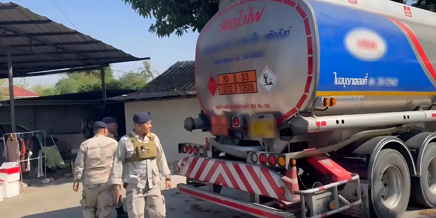 คาหนังคาเขา! จับรถบรรทุกแอบขน "น้ำมัน 2 หมื่นลิตร" ซุก "โกดังริมแม่น้ำเมย" เตรียมส่งขาย "เมียนมา" (มีคลิป)