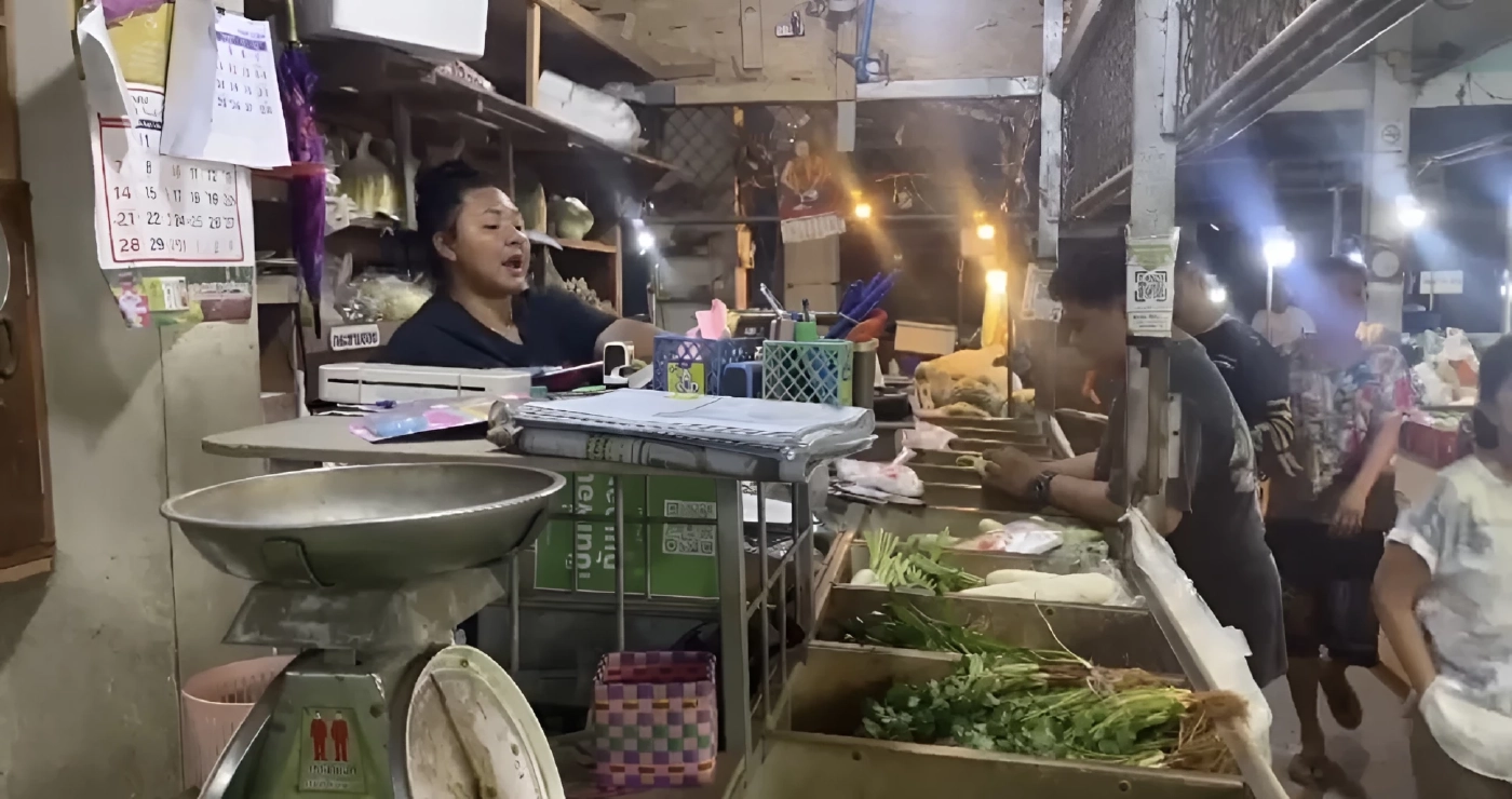 มะนาวพุ่งลูกละ 9-10 บาท! แม่ค้าตลาดหัวสำโรง โอดต้นทุนกระฉูด ลูกค้าเมินขอซื้อแค่ลูกเดียวประทังชีวิต (มีคลิป)