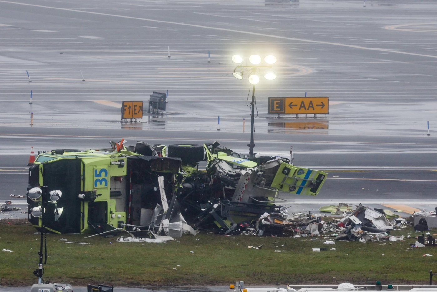 เปิดคลิปวงจรปิด! เครื่องบิน "แอร์แคนาดา" พุ่งชนรถดับเพลิง ดับ 2 เจ็บระนาว