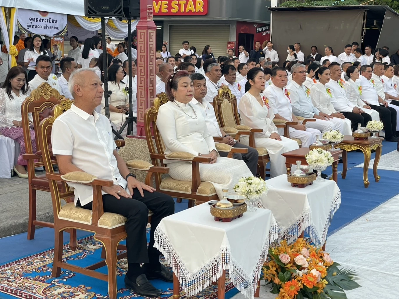 "พิพัฒน์–นิพนธ์" ร่วมทำบุญเมืองหาดใหญ่ ตักบาตรพระ 1,109 รูป