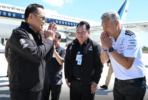  เมื่อวันที่ 4 มี.ค. 69 ร.ต.อ.ปิยะ รักสกุล คณะอนุฯชุดที่ 36  ยืนไหว้และรอต้อนรับอนุทิน ชาญวีรกูล นายกรัฐมนตรีซึ่งเป็นผู้ถูกกล่าวหารายที่ 187  