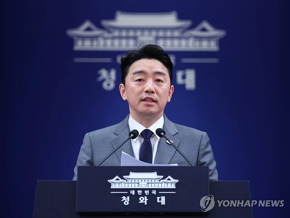 คัง ฮุน-ซิก หัวหน้าคณะทำงานของประธานาธิบดีอี แจ-มยอง แห่งเกาหลีใต้