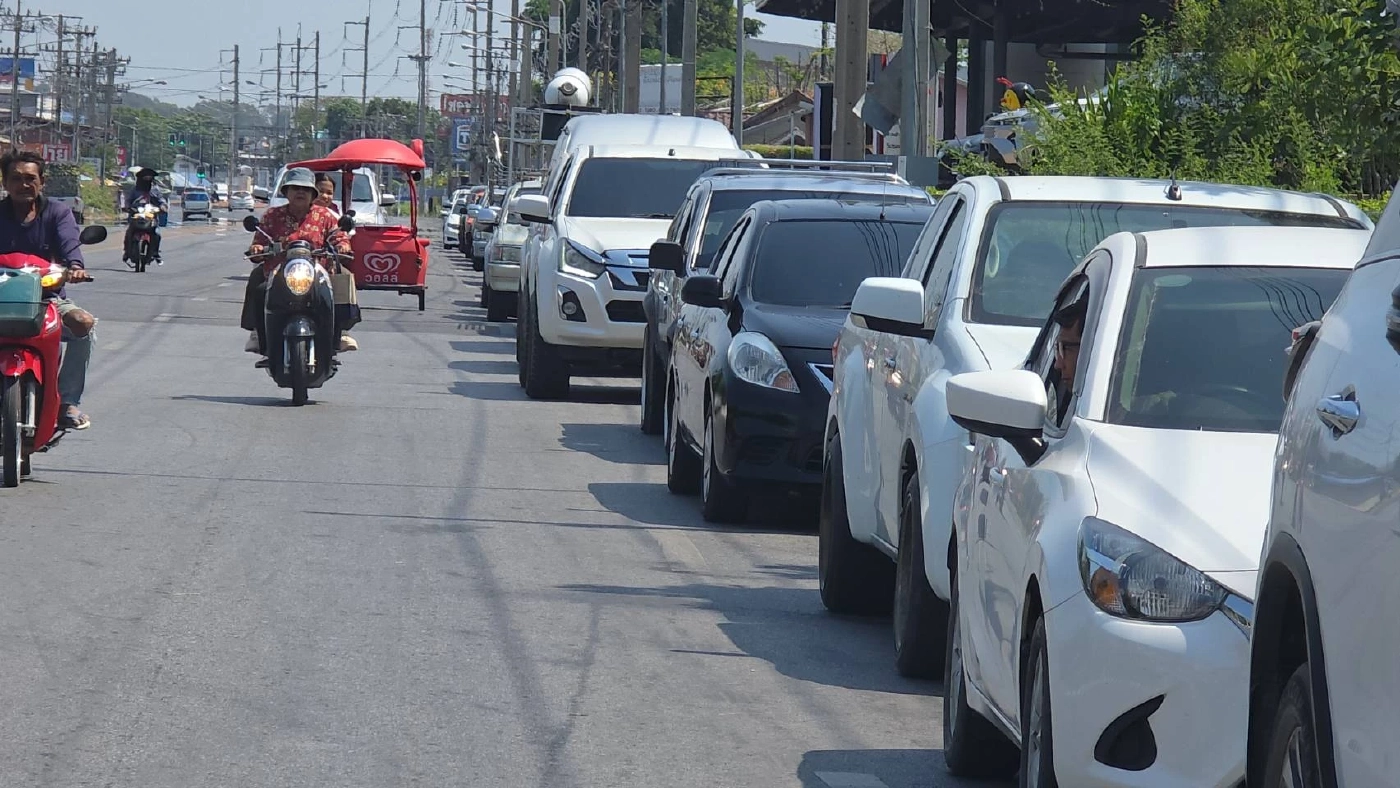 คนอุทัยฯร้อง! ต่อคิว "เติมน้ำมัน" ยาวกว่า 2 กิโลเมตร เพื่อรอรถบรรทุกน้ำมันที่มาส่ง  (มีคลิป)