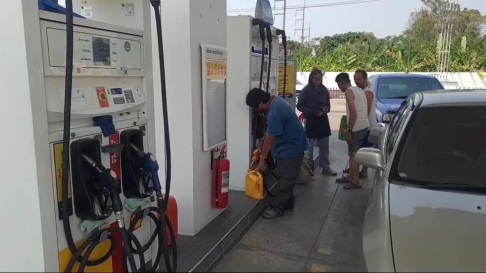 พะเยาวุ่น! ปชช. แห่เข้าคิวตุน "น้ำมัน" หลังปรับขึ้นพรวด "ลิตรละ 6 บาท" หวั่นราคาพุ่งซ้ำ (มีคลิป)