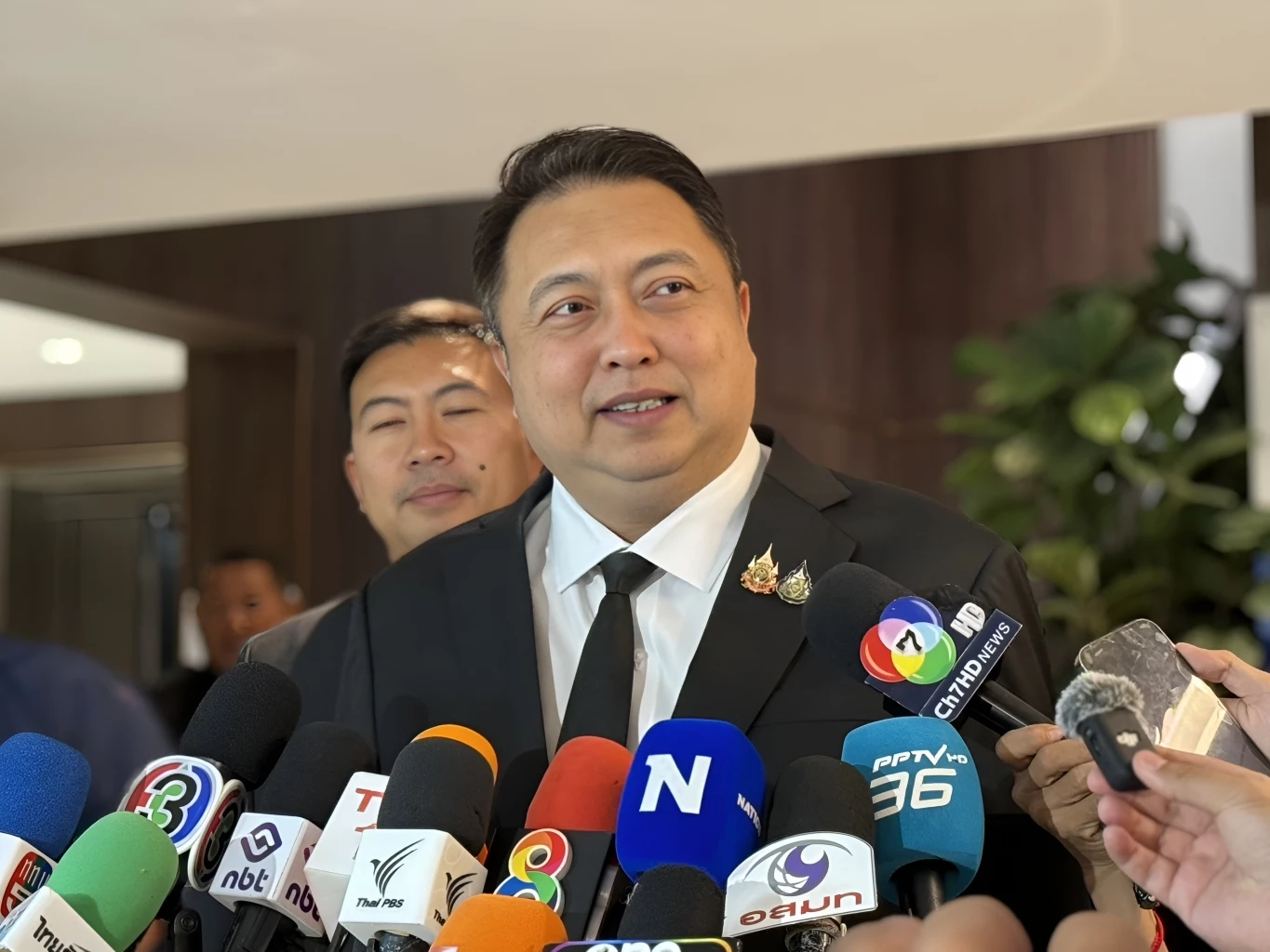 "สุชาติ" ปัด ตอบถูกทาบทาม นั่ง "รมต." ต่อ บอกร่วมงาน "อนุทิน" สนุก สภาฯ คึกคัก สส. ตบเท้าเข้ารายงานตัว