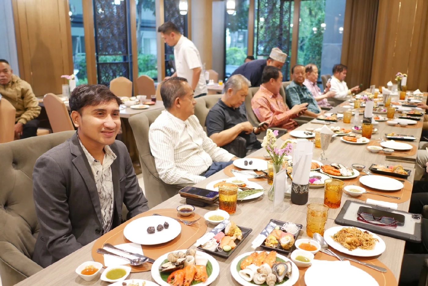 ประชาชาติพรึ่บ! ร่วมละศีลอด “วันนอร์-ทวี” ชื่นมื่น