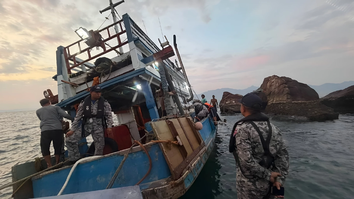 นาทีชีวิต! ทัพเรือภาค 3 ส่งเรือ ต.994 ฝ่าคลื่นช่วย 4 ลูกเรือ "ชลสิน 18" ชนโขดหินเกาะตะรุเตา รอดหวุดหวิด