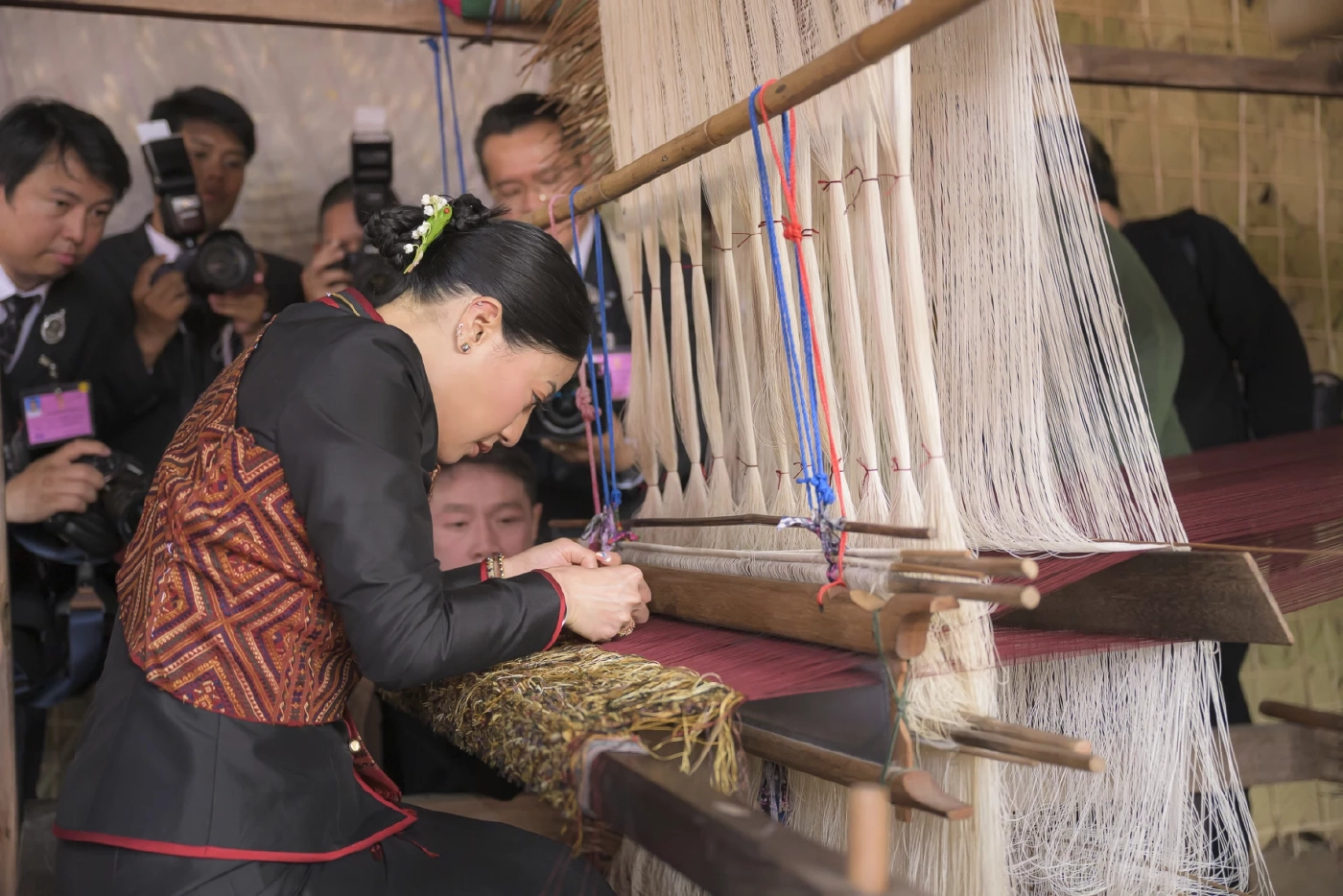 สมเด็จพระเจ้าลูกเธอ เจ้าฟ้าสิริวัณณวรี นารีรัตนราชกัญญา เสด็จทอดพระเนตรนิทรรศการภูมิปัญญาผ้าไทย-หัตถกรรมชุมชน