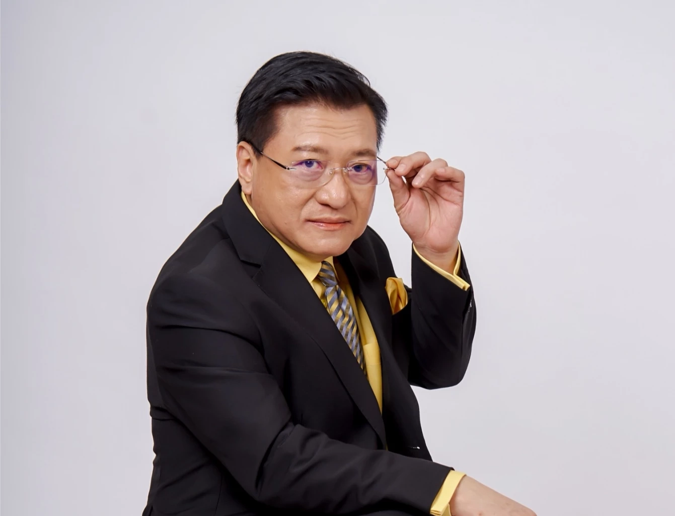 ศ.ดร.เกรียงศักดิ์  เจริญวงศ์ศักดิ์ (ดร.แดน)นักวิชาการอาวุโส มหาวิทยาลัยฮาร์วาร์ด ประธานสถาบันการสร้างชาติ และประธานสถาบันอนาคตศึกษาเพื่อการพัฒนา