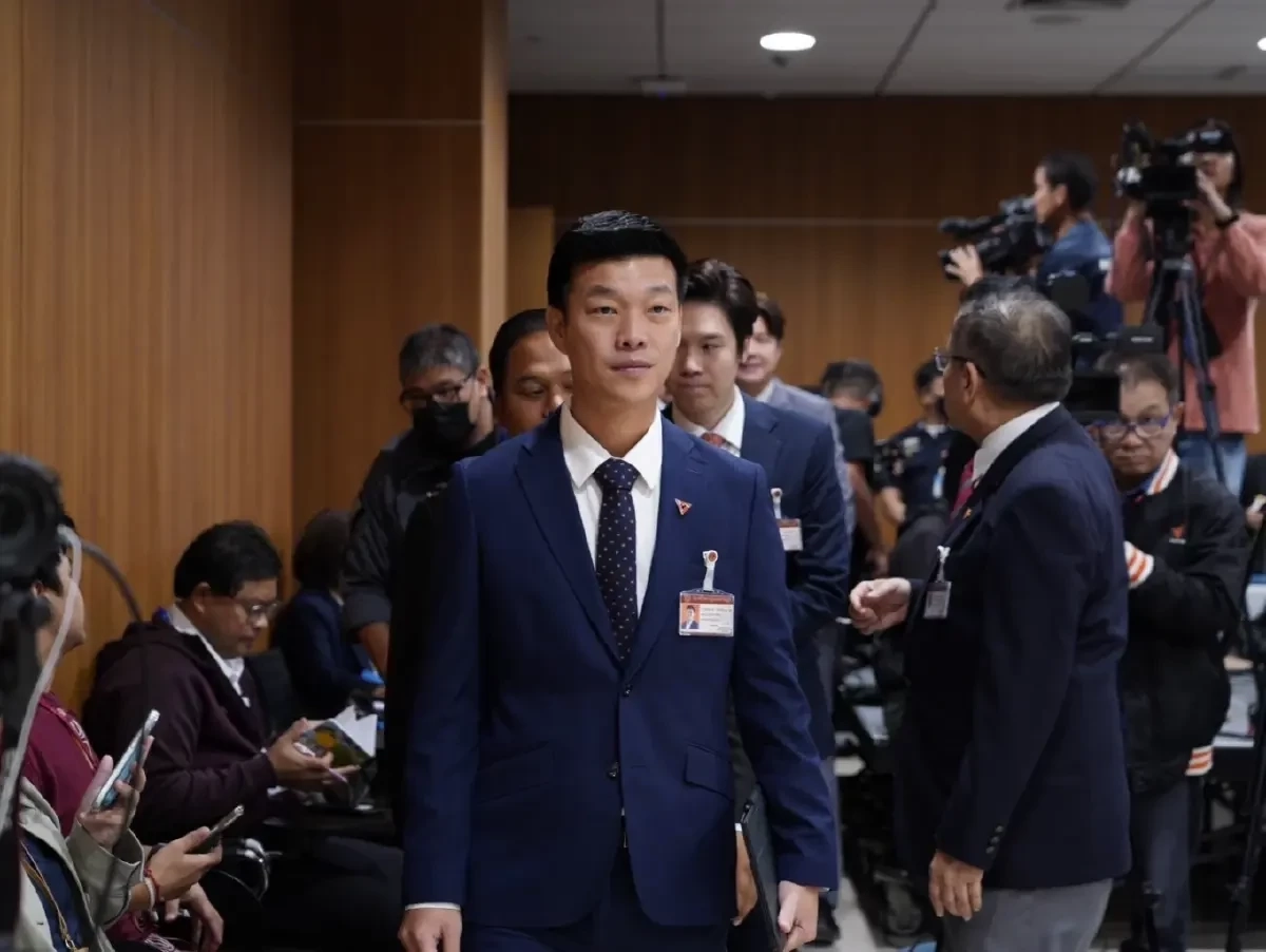  นายณัฐพงษ์  เรืองปัญญาวุฒิ  หัวหน้าพรรคประชาชน 