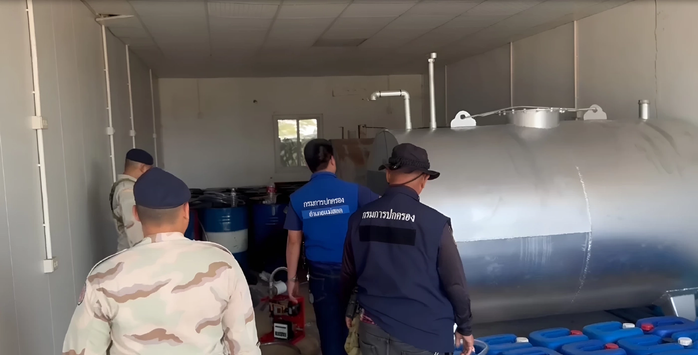 คาหนังคาเขา! จับรถบรรทุกแอบขน "น้ำมัน 2 หมื่นลิตร" ซุก "โกดังริมแม่น้ำเมย" เตรียมส่งขาย "เมียนมา" (มีคลิป)