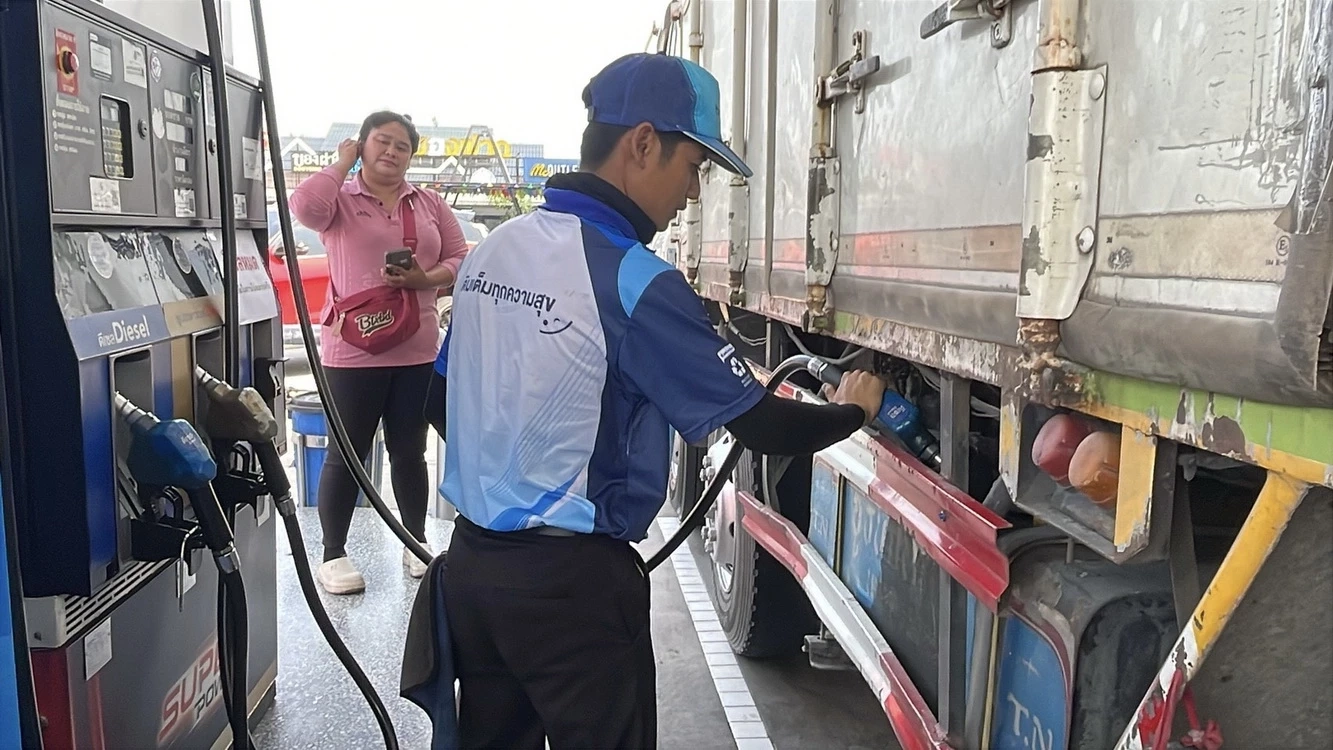 จับโป๊ะ! "คนขับรถน้ำมัน" โอด "ตกเป็นแพะ" ชี้ถูก "หั่นโควตา" หายวับ 2 ใน 3 ทำ "น้ำมันขาดปั๊ม" ไม่ใช่ส่งไม่ทัน