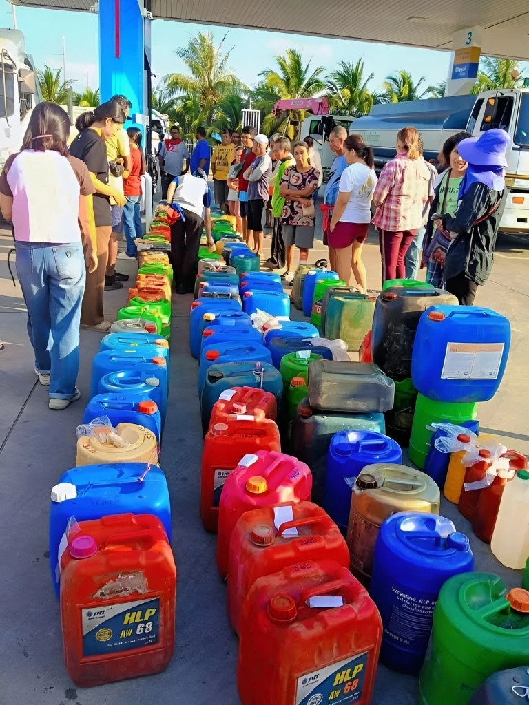 ไหนบอกมีพอ 100 วัน? "เอกนัฏ" แฉพิรุธ "น้ำมันหาย" จากระบบ! จี้เช็ก "โรงกลั่น-พ่อค้ากักตุน" ปล่อยชาวบ้านต่อคิวเก้อ