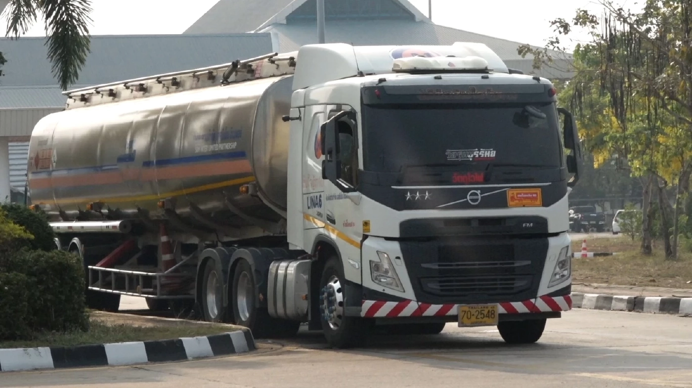 รถน้ำมันจอดรอข้ามโขงกว่า 40 คัน สวนทางปั๊มมุกดาหารขึ้นป้าย "น้ำมันหมด"