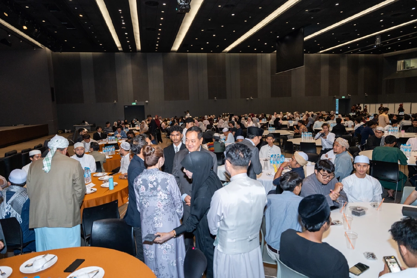 “ทวี” ร่วมละศีลอดพร้อม นศ.มุสลิม แนะอดทนให้อภัยในเดือนศักดิ์สิทธิ์